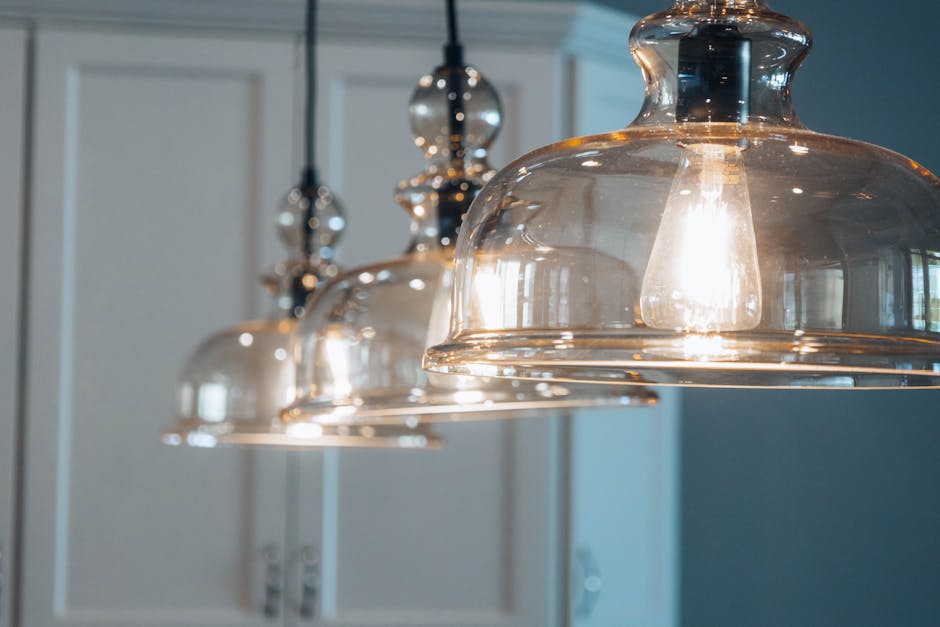 Moderne woonkamer met stijlvolle bronzen hanglampen die een elegante sfeer creëren.