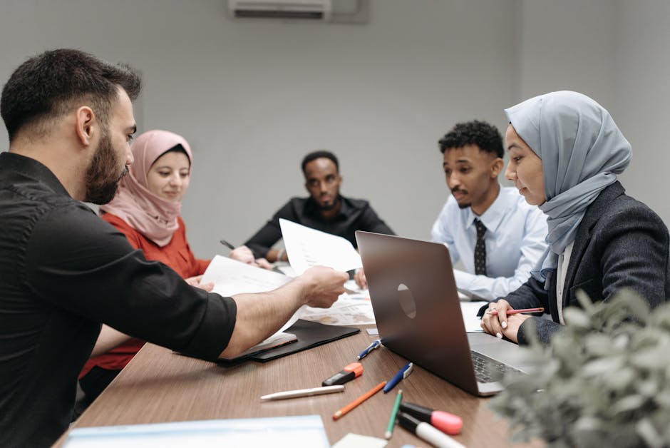 Een diverse groep werknemers die effectief communiceren in een kantooromgeving.