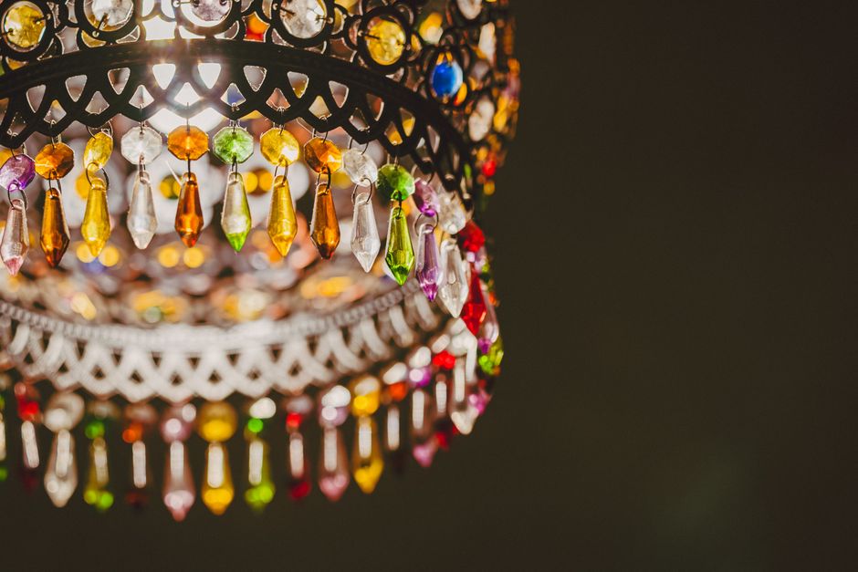 Een stijlvolle hanglamp boven een eettafel in een modern interieur, perfect voor sfeervolle verlichting.